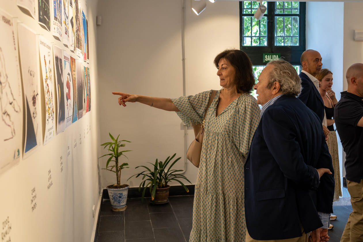 Araceli Manjón-Cabeza, secretaria general de la UCM, y Juan Carlos Doadrio, vicerrector de Relaciones Institucionales, visitan la muestra "35 veranos"