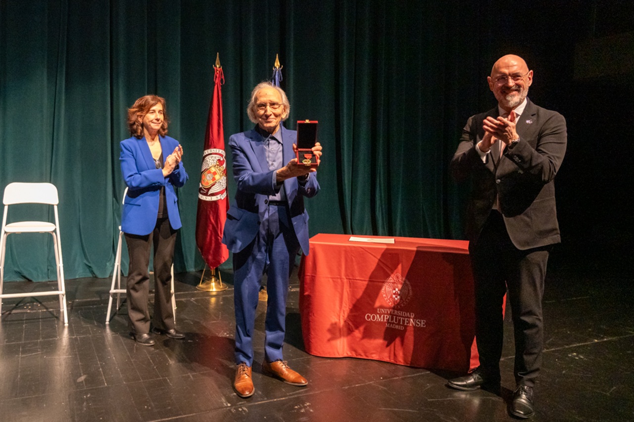 El dramaturgo José Luis Alonso de Santos recibe la Medalla de Honor de la Universidad Complutense