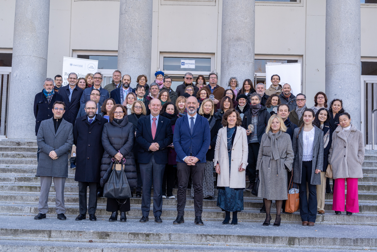 Autoridades complutenses y participantes en el proyecto 1Europe posan frente a la Facultad de Odontología
