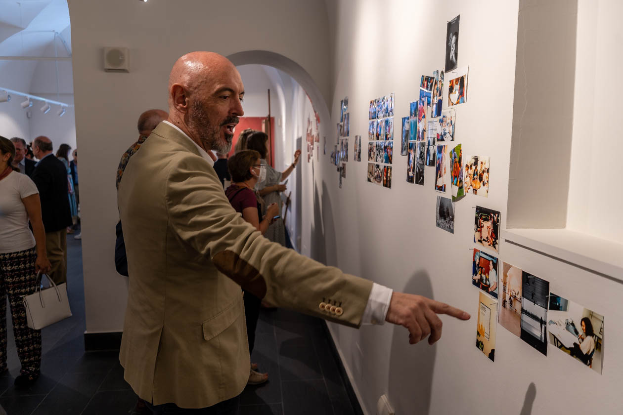 El rector Joaquín Goyache visita la exposición "35 veranos"