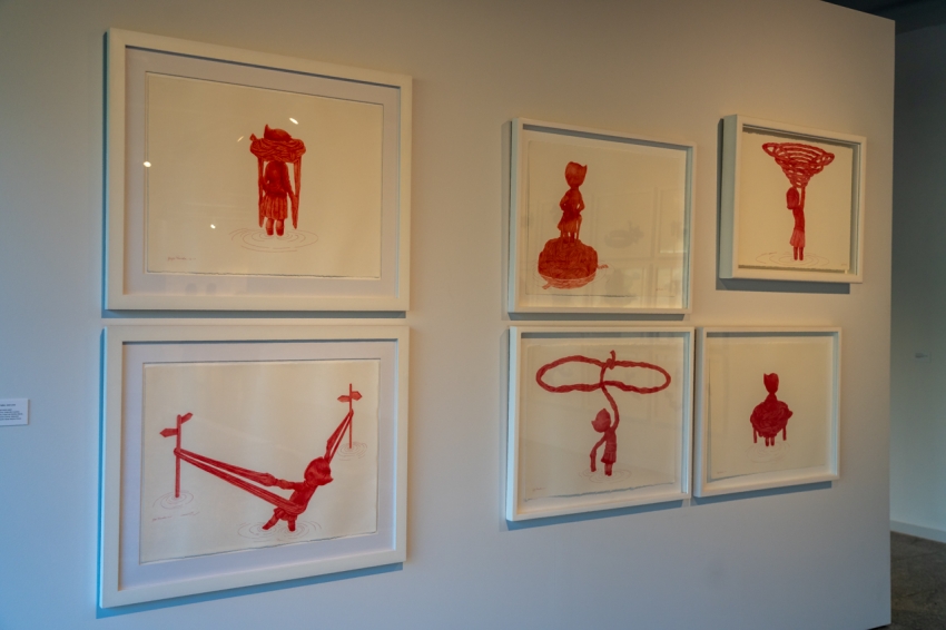 Varias obras de la serie "Niñas rojas"