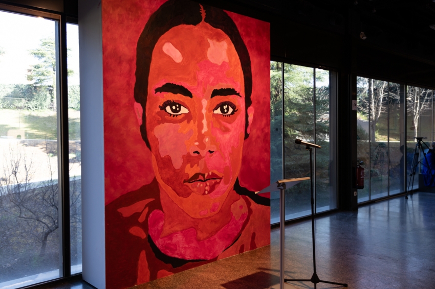 El retrato de Ana Mendieta ha sido realizado por estudiantes de Bellas Artes utilizando únicamente pintalabios, de acuerdo con las indicaciones del autor