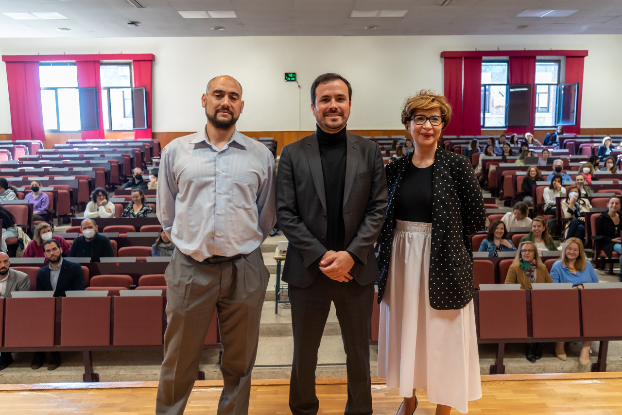 El ministro Alberto Garzón reivindica, en la Facultad de Psicología, los juegos de mesa como alternativa de ocio saludable