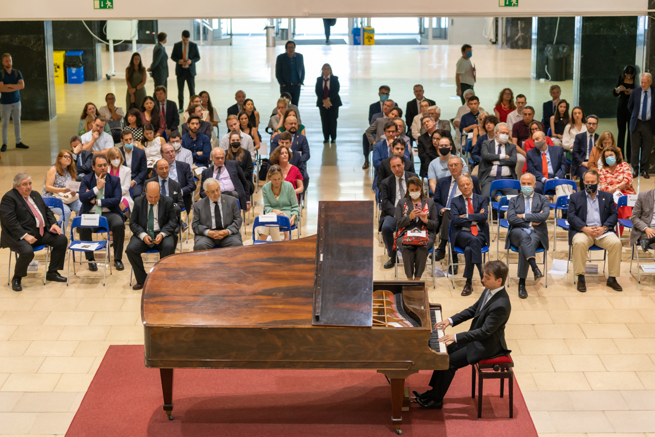 La inauguración tuvo como punto final un concierto en el vestíbulo de la Facultad de Derecho, a cargo de Raúl Canosa