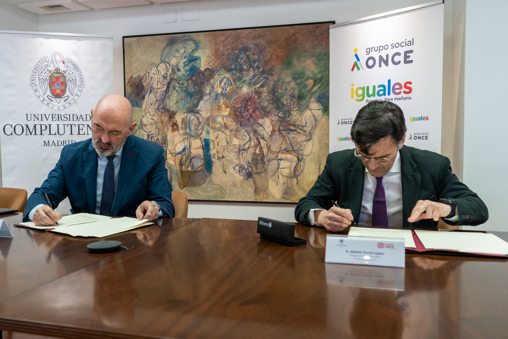 El rector Goyache y Alberto Durán firman el convenio
