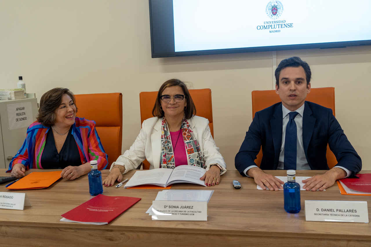 Ana Rosado, Sonia Juárez y Daniel Pallarés, en la Facultad de Comercio y Turismo