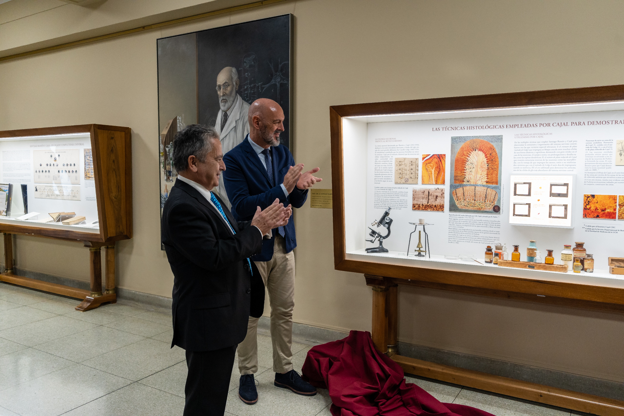 Ricardo Martínez, director del Instituto Cajal, y el rector Joaquín Goyache contemplan, por primera vez, la muestra sobre Santiago Ramón y Cajal