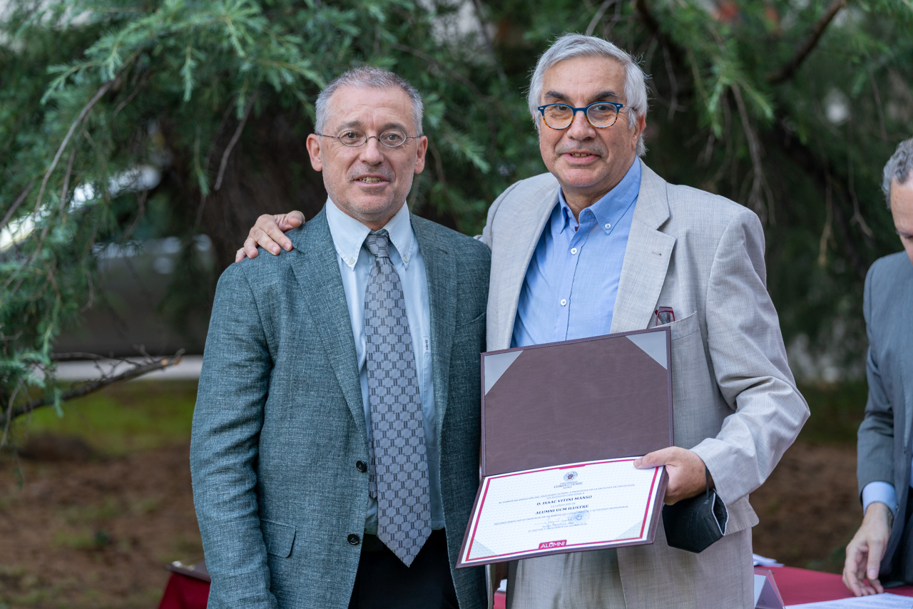 El decano Luis López y el catedrático Julio Lillo, posan con el diploma de alumni ilustre concedido a Isaac Vitini