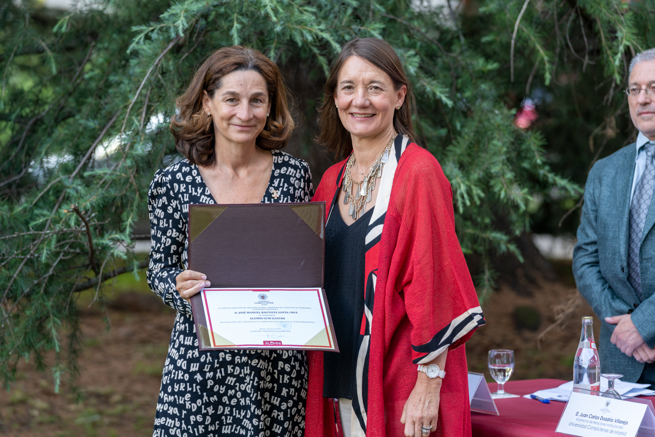 La decana Consuelo Serres y Amalia Díez posan con el diploma de alumni ilustre concedido a José Manuel Bautista