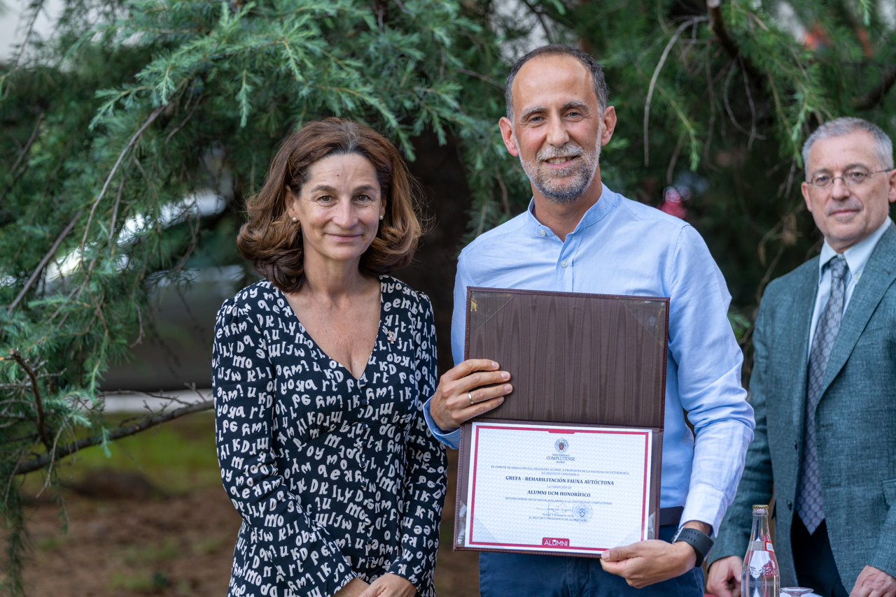 Fernando González, director veterinario de GREFA, y la decana Consuelo Serres, posan con el diploma de alumni honorífico que ha sido concedido a la asociación