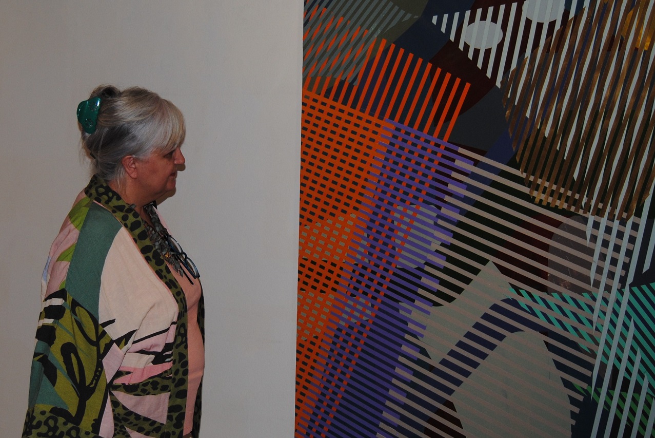 Una visitante a la muestra frente a un cuadro de Alfonso Sicilia Sobrino