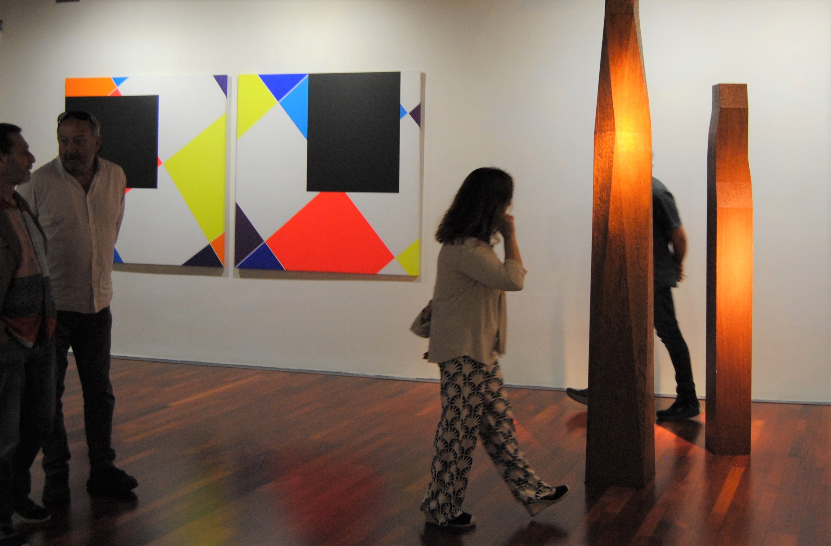 Imagen de la muestra "Transit. Materia-Espacio-Color-Tiempo", con las esculturas de Jorge Varas