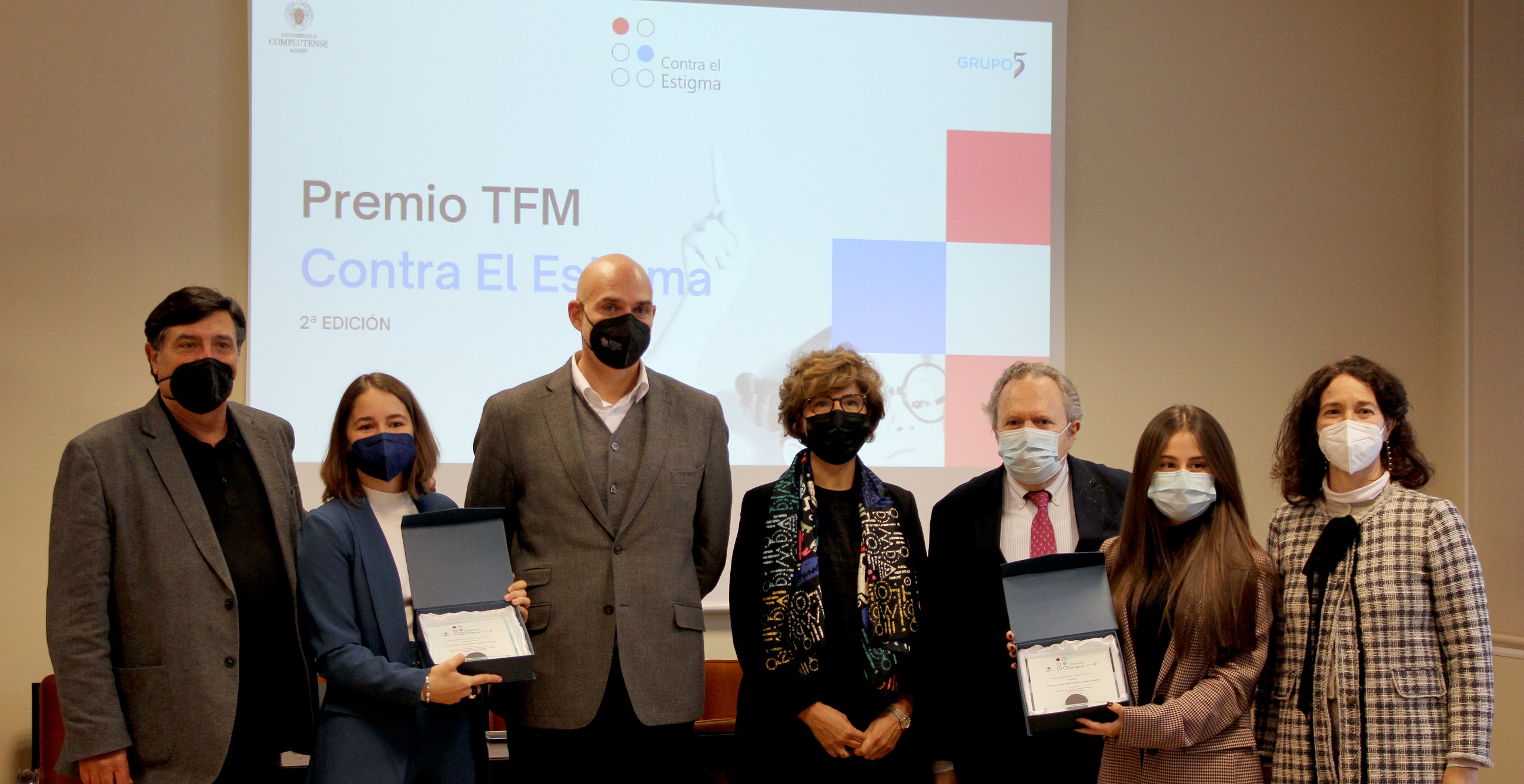 Las premiadas posan con Manuel Muñoz, Guillermo Bell, Juan Carlos Doadrio y Bárbara Horrillo