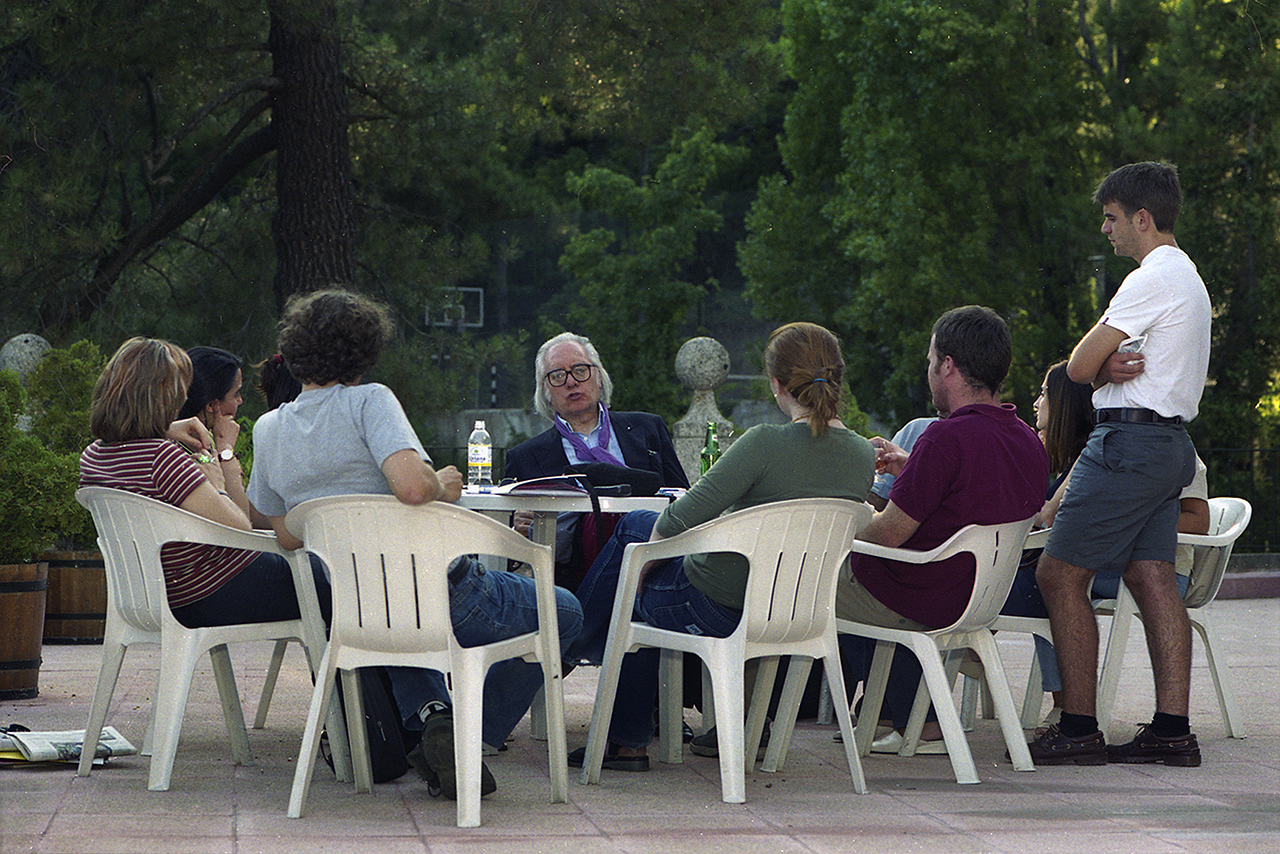 Umbral charla con un grupo de estudiantes en los Cursos de Verano, a finales de los años 90