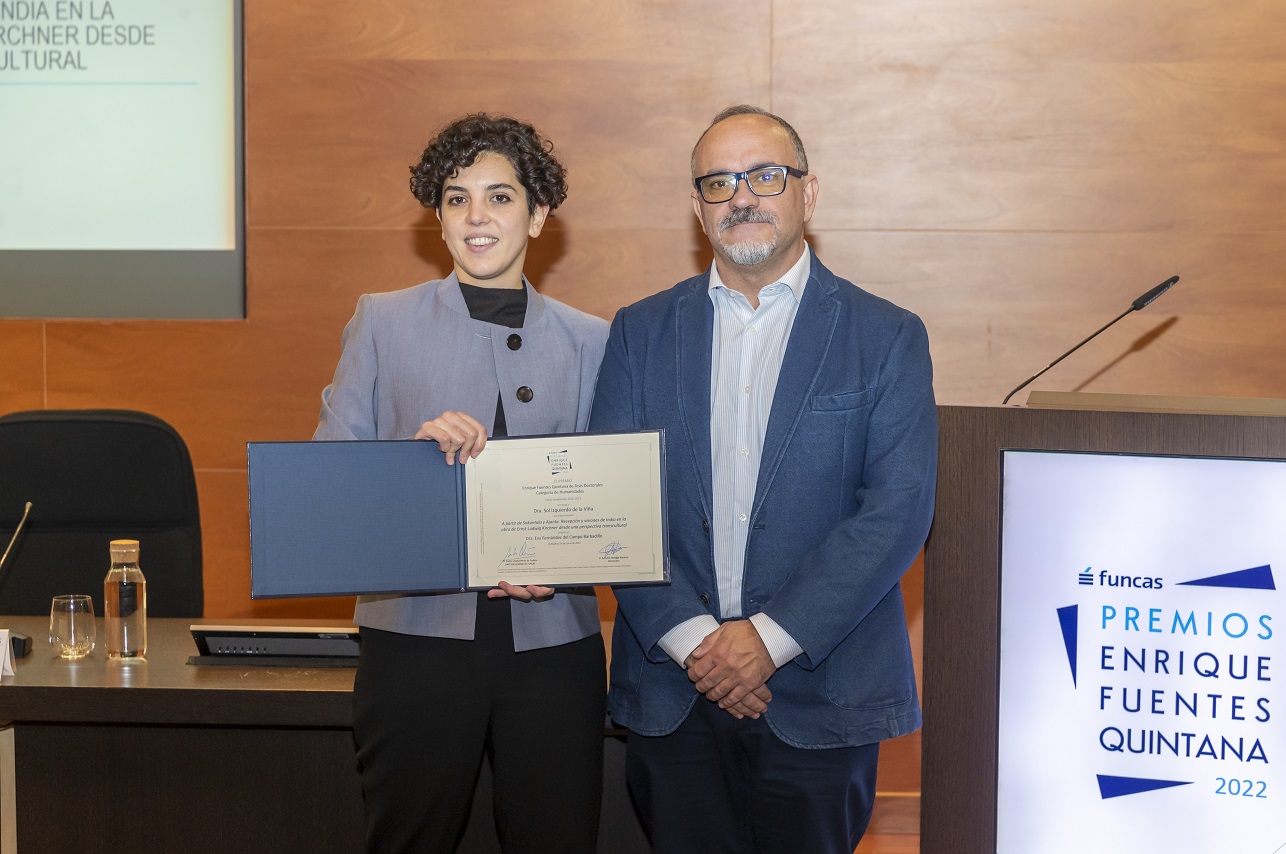 Sol Izquierdo recibe el premio de manos de Antonio Hidalgo Navarro, presidente del jurado de la categoría de Humanidades y catedrático de Lengua Española de la Universidad de Valencia