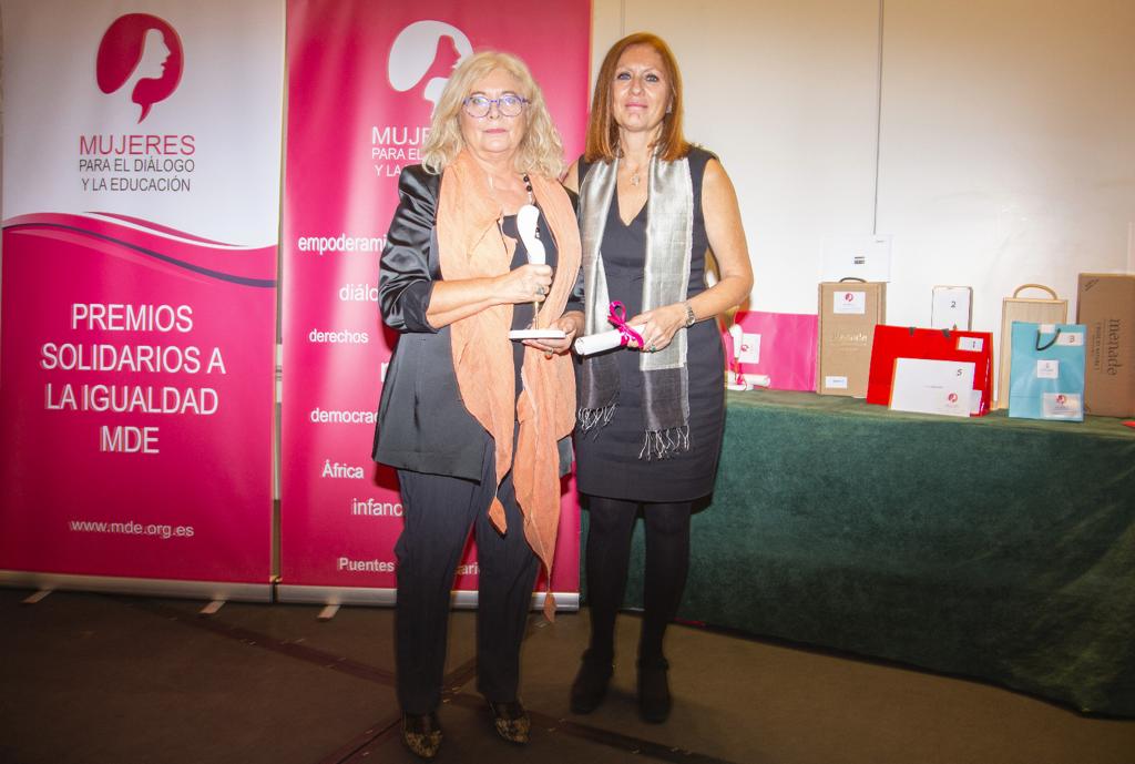 Isabel Tajahuerce y Rosa Sansegundo en la recogida del premio