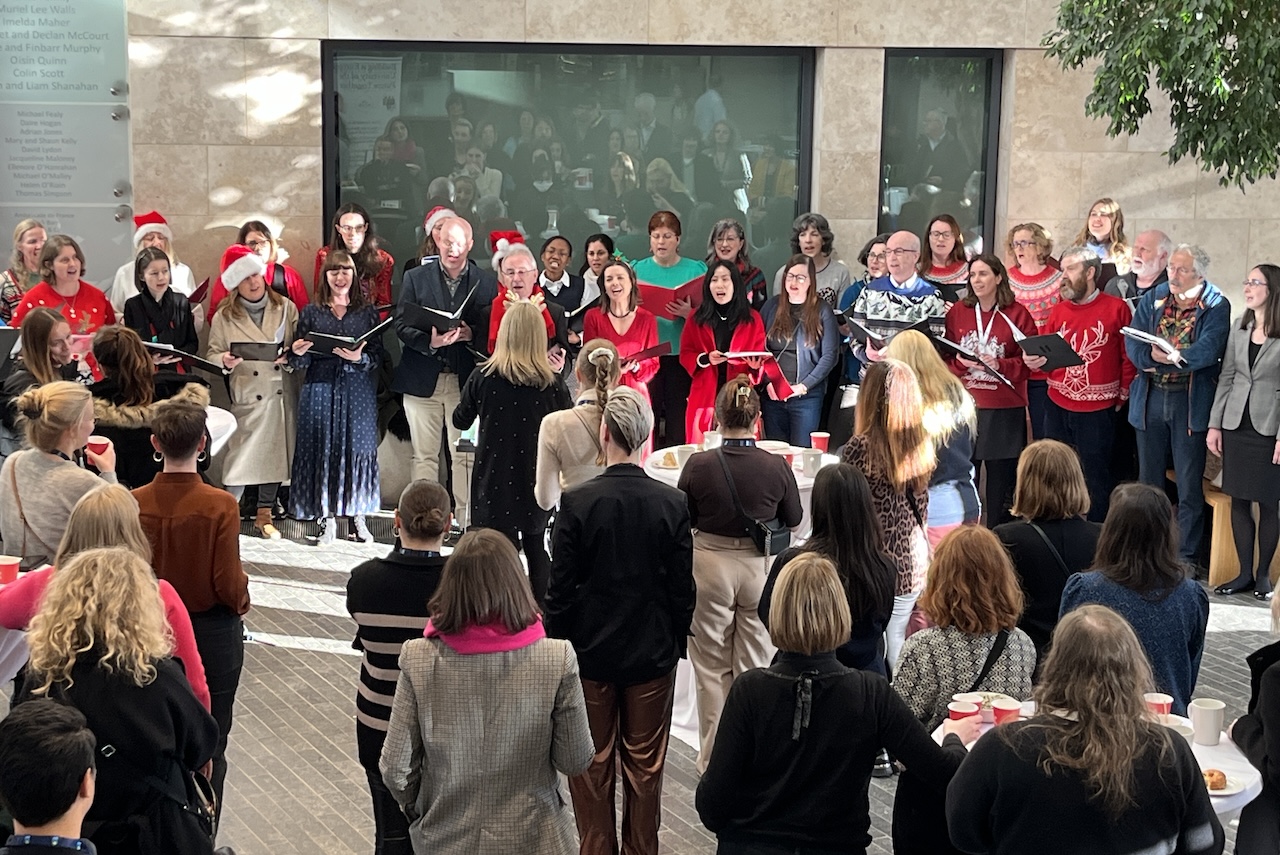 El evento finalizó con una actuación navideña del coro de trabajadores de UCD