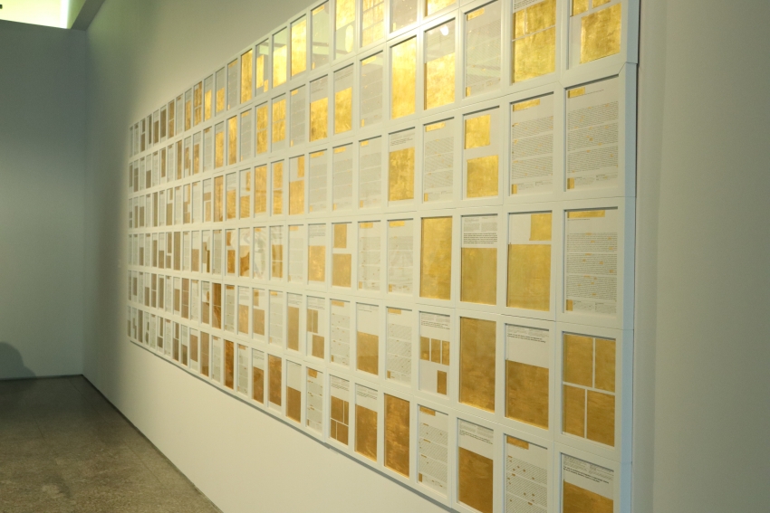 "Redacted gold", instalación con hojas de libros y laminas de oro de 24 kilates / Fotografía: Alicia Abascal