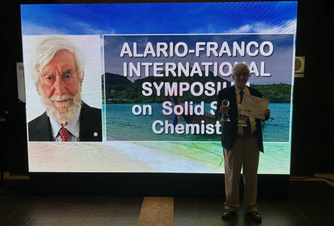 El profesor Alario muestra el premio recibido en el SIPS 2022