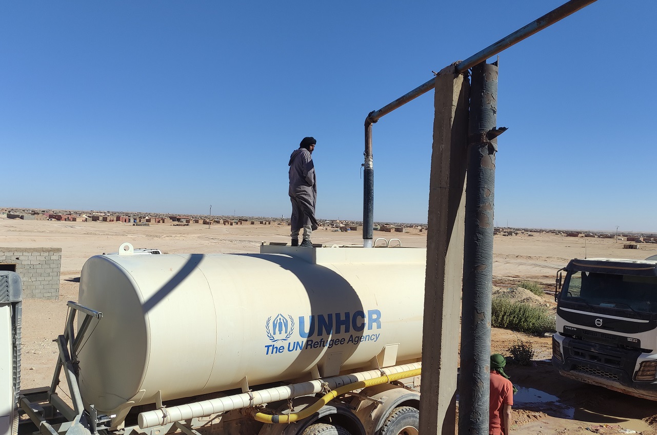 Llenado de camiones cisterna de agua, por parte de ACNUR, desde el depósito del campamento de refugiados saharauis de Smara, para distribuir el agua a los depósitos de las casas