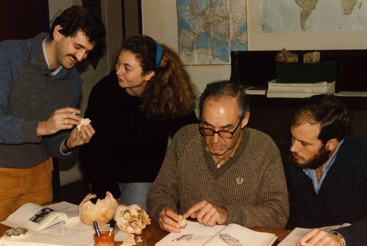 Juan Luis Arsuaga, la investigadora francesa Anne-Marie Moigne, Emiliano Aguirre e Ignacio Martínez  estudiando fósiles en el Departamento de Paleontología de la UCM