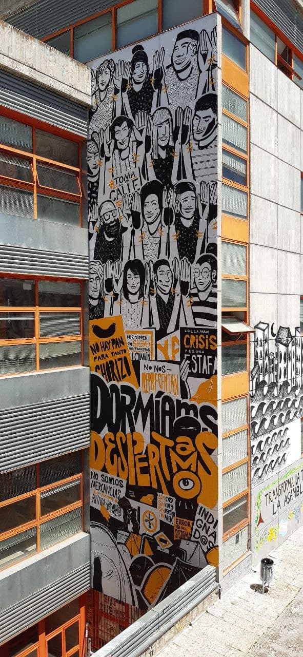 Mural terminado en homenaje al 15-M en la Facultad de Ciencias Políticas y Sociología de la Complutense