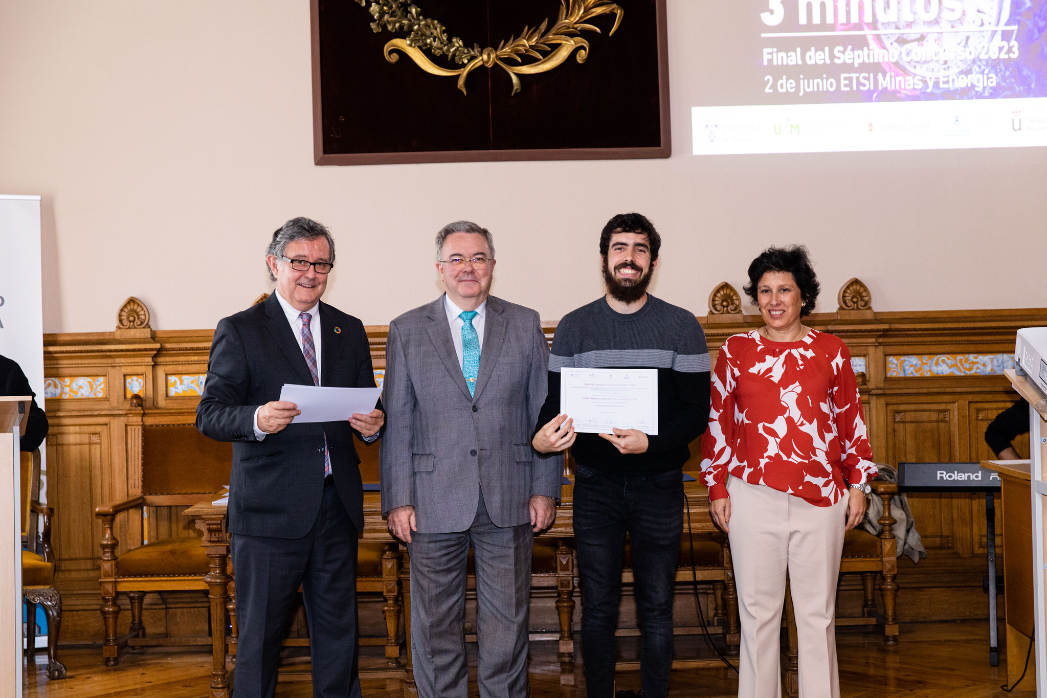 Víctor Gómez-Escalonilla posa con su diploma como ganador del concurso en la modalidad de Ciencias
